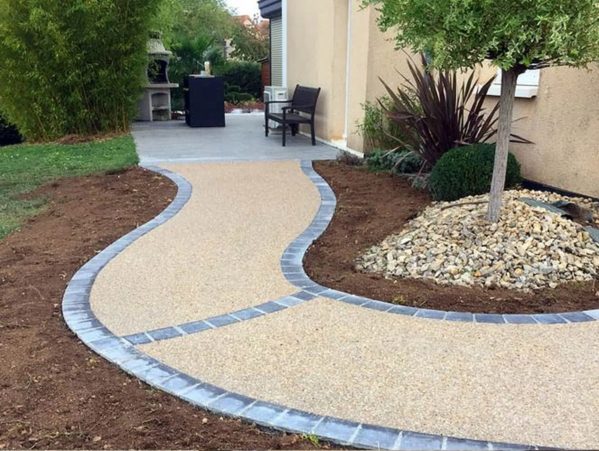 Allée carrossable en béton désactivé – finition minérale